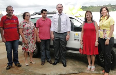 26/03 APAE: Vereador e Deputado entregam veículo