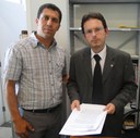 07/02/2012 - Posto Policial: Vereador entrega documento a Promotor (ALTA)
