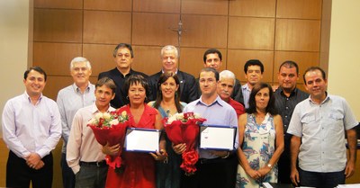 10/04/2012 Ex-servidores: Vereadora presta homenagem 