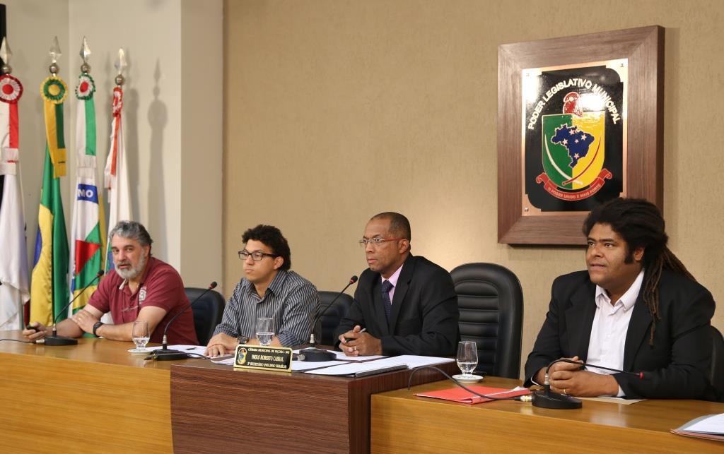 Professor apresenta plano de ações para o controle de cães de rua em Viçosa
