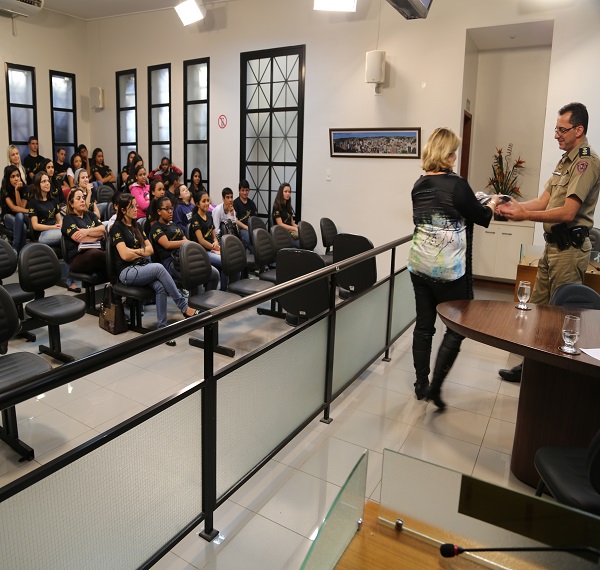 Polícia Militar ministra palestra para o Parlamento Jovem Viçosa