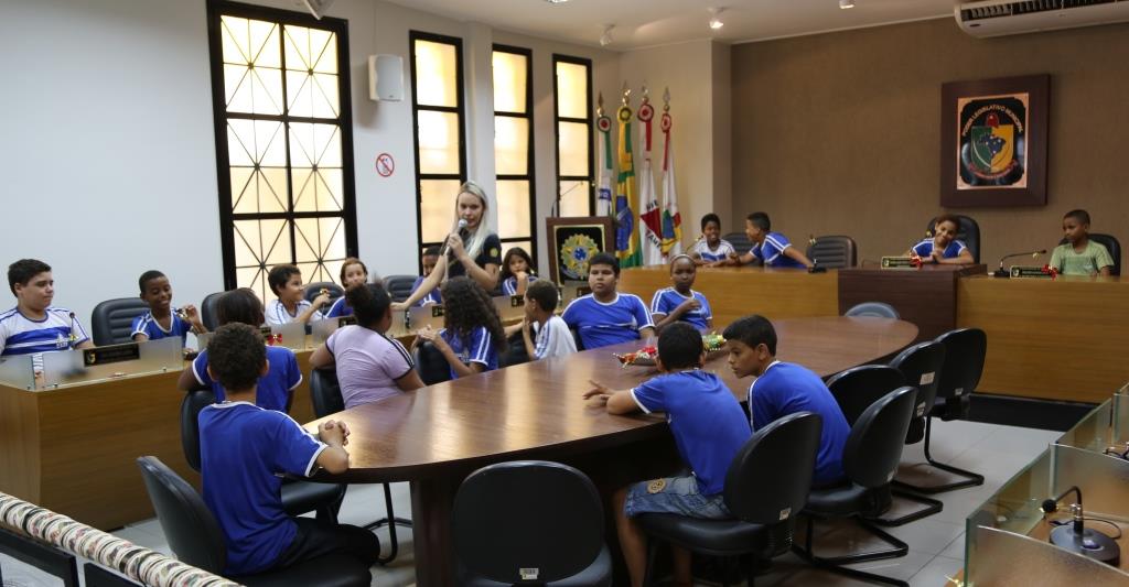 Alunos do CASB participam de Câmara Visita e entregam carta aos Vereadores