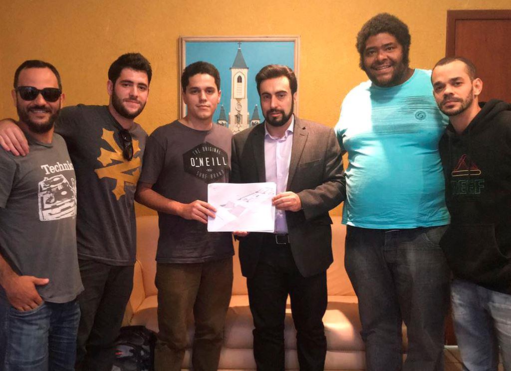 Vereador participa de entrega do projeto para pista de skate em Viçosa