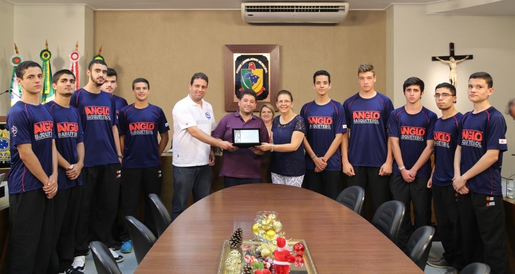 Time de basquete do Colégio Anglo recebe homenagem na Câmara