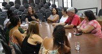Vereadora se reúne com artesãos do município
