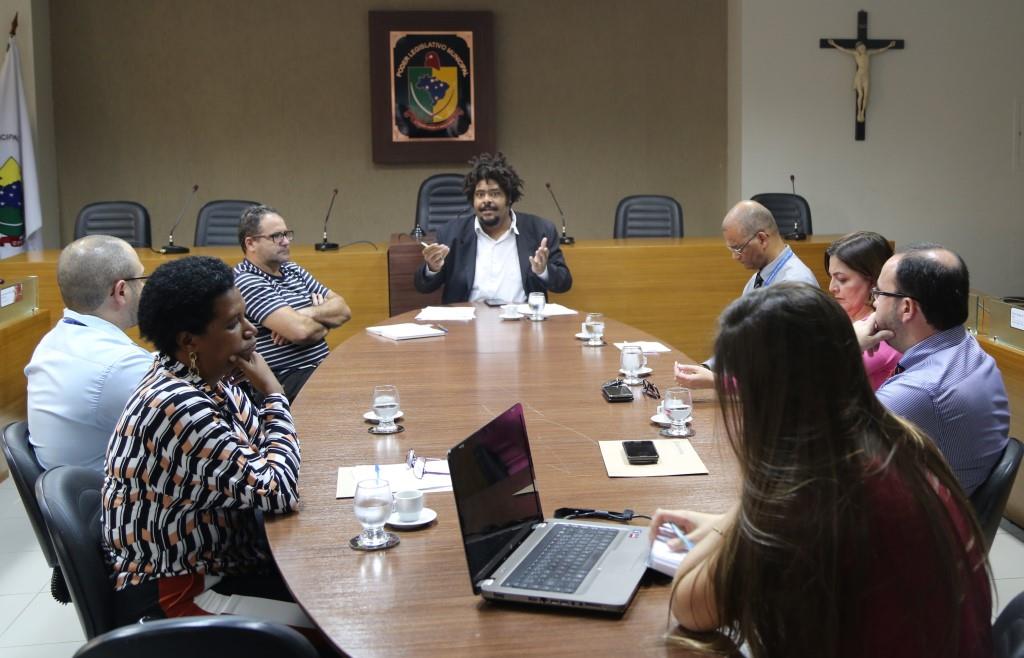 Vereador discute atendimento bancário em reunião