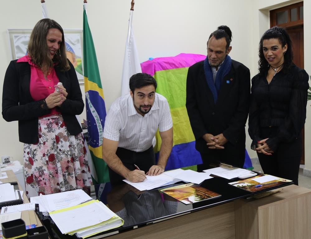Vereadora participa de assinatura de Decreto em prol da causa LGBT