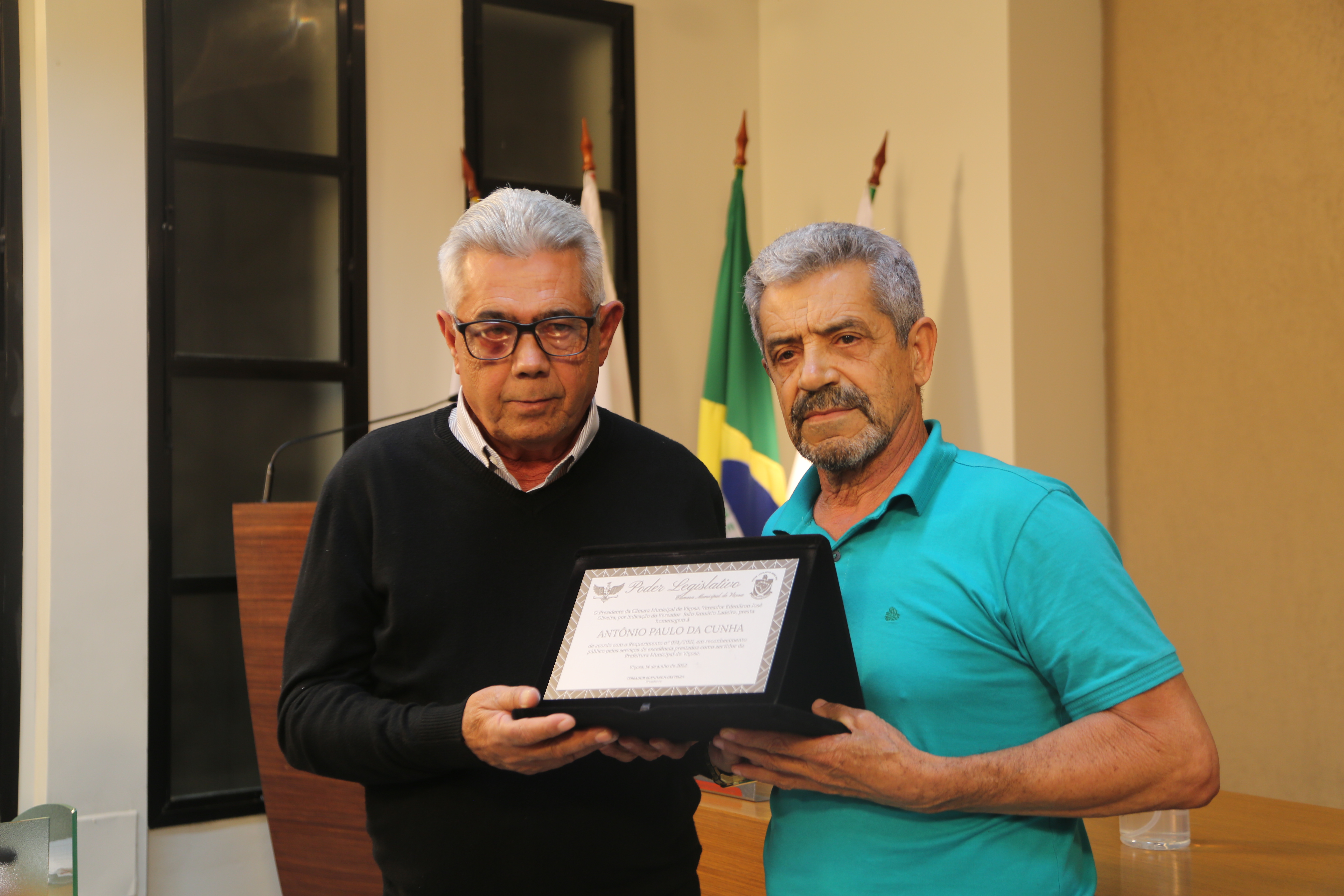 Vereador presta homenagem à servidor da Prefeitura