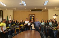 Técnico e equipe de Futsal Feminino de Viçosa recebem reconhecimento público  