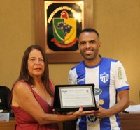 Vereador presta homenagem à cidadã por serviços realizados em prol do Esporte